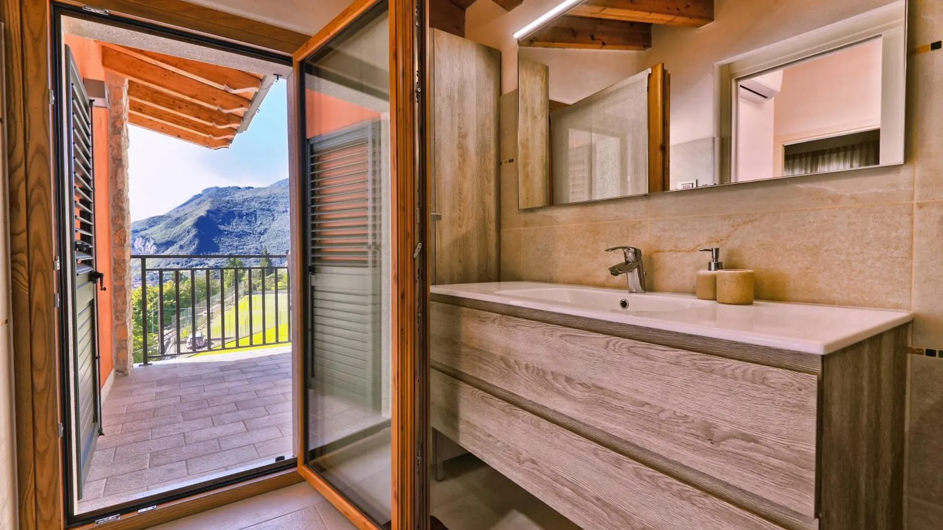 טיניאלה Villa Sole With Stunning Lake View 0*,  איטליה